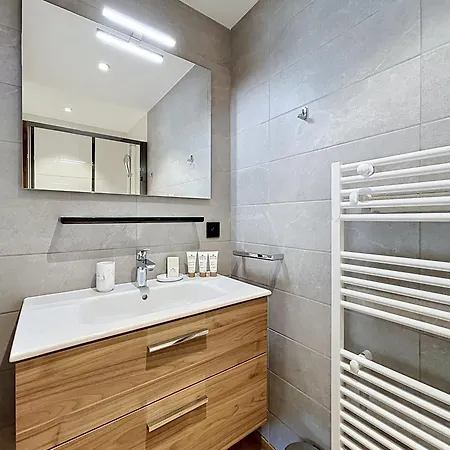 Kaya - - Centre Village Apartment